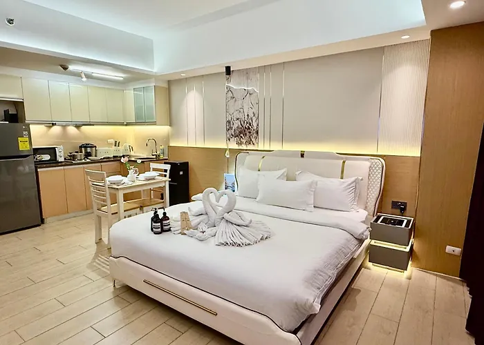 Venice Luxe King Bed Cinema Stay, Pool Canal Mall Netflix For 3 Guests Only *