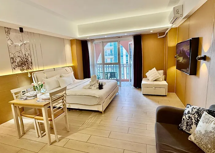 Venice Luxe King Bed Cinema Stay, Pool Canal Mall Netflix For 3 Guests Only * Manila
