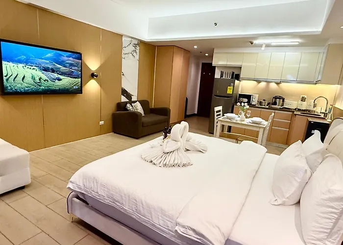 Venice Luxe King Bed Cinema Stay, Pool Canal Mall Netflix For 3 Guests Only Apartment Manila