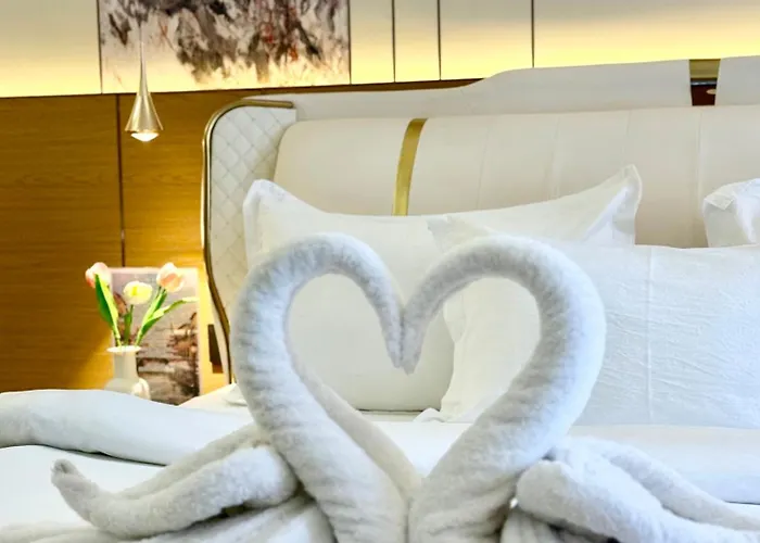 Venice Luxe King Bed Cinema Stay, Pool Canal Mall Netflix For 3 Guests Only
