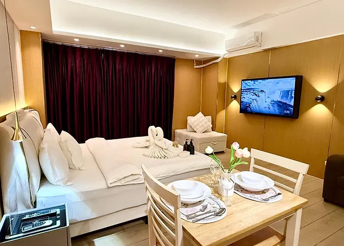 Venice Luxe King Bed Cinema Stay, Pool Canal Mall Netflix For 3 Guests Only Apartment Manila