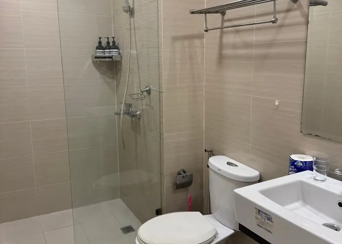 Venice Luxe King Bed Cinema Stay, Pool Canal Mall Netflix For 3 Guests Only Apartment Manila
