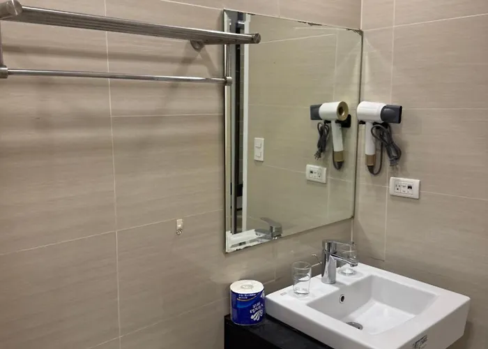 Venice Luxe King Bed Cinema Stay, Pool Canal Mall Netflix For 3 Guests Only