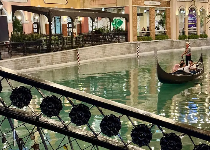 Venice Luxe King Bed Cinema Stay, Pool Canal Mall Netflix For 3 Guests Only