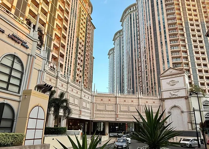 Venice Luxe King Bed Cinema Stay, Pool Canal Mall Netflix For 3 Guests Only *
