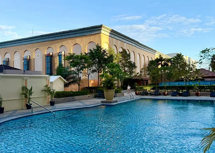 Venice Luxe King Bed Cinema Stay, Pool Canal Mall Netflix For 3 Guests Only Apartment Manila